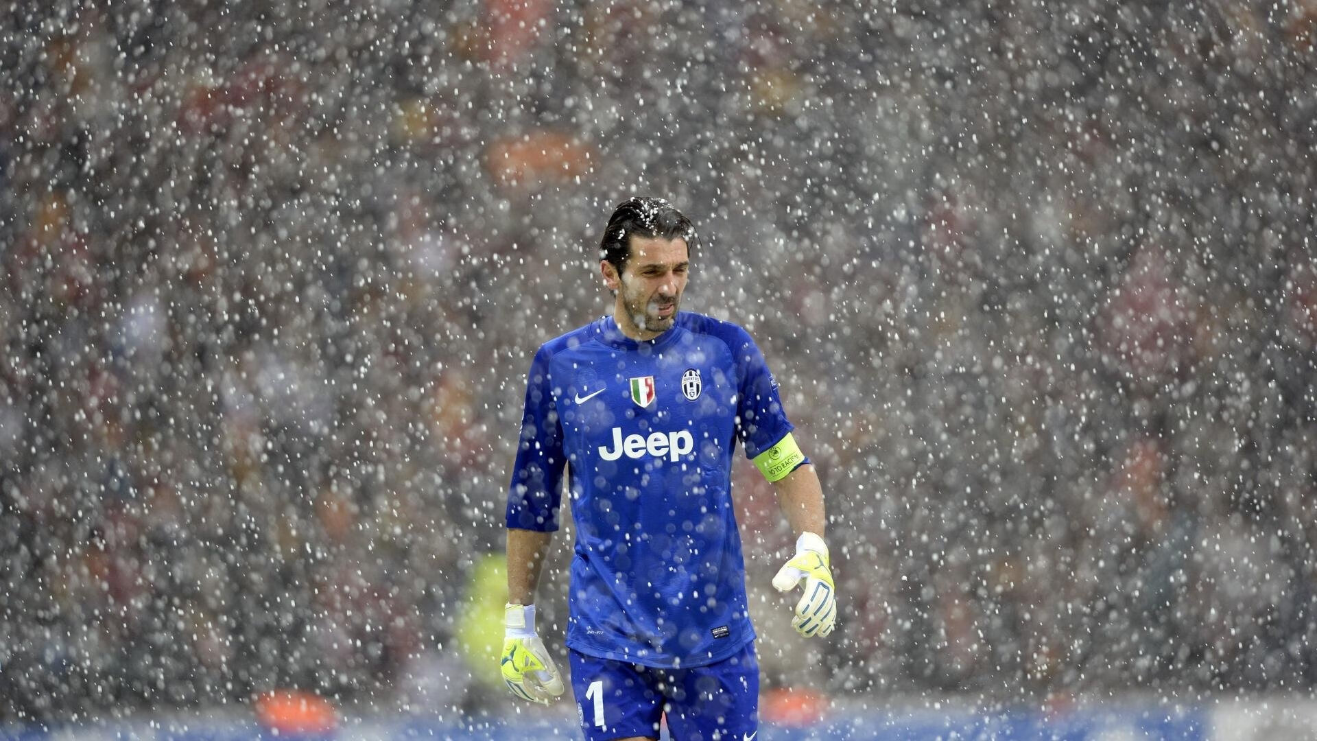 紧张比赛中球员们拼尽全力,呈现出令人瞩目的表现,比赛时紧张