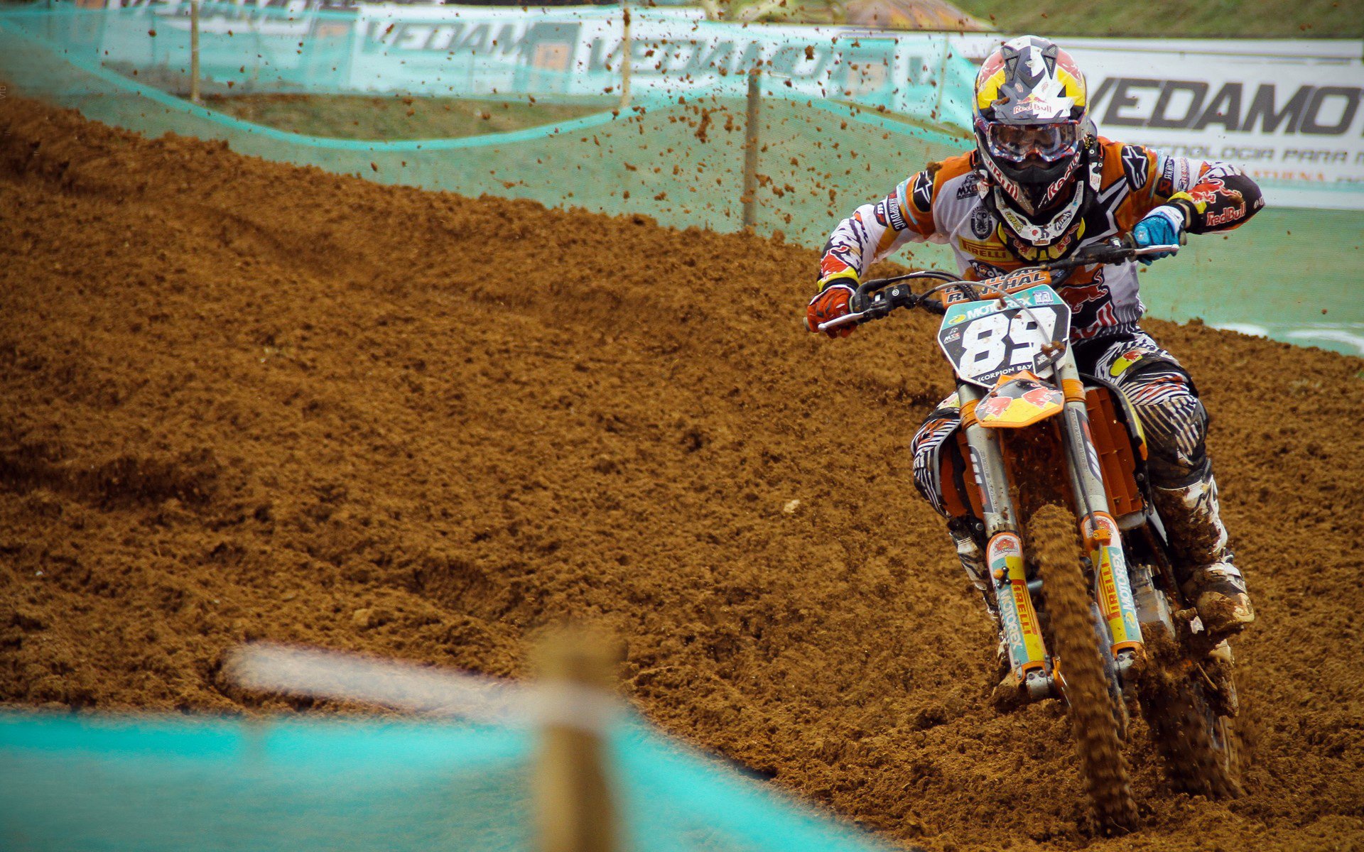 中场“1-2”站位提升传控效率